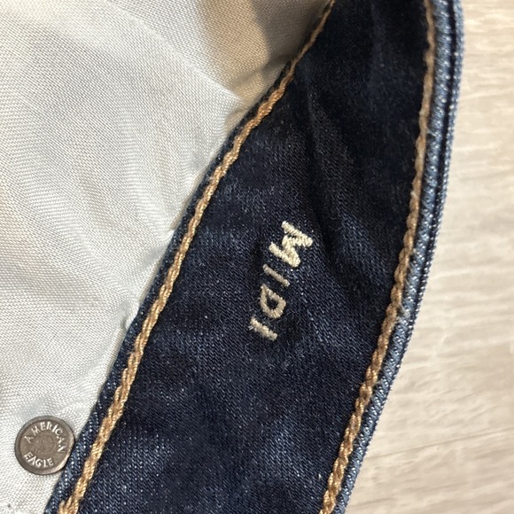 American Eagle Womens Shorts Size 6 Blue Midi 5-Pocket Cutoff Medium Wash - Picture 8 of 9